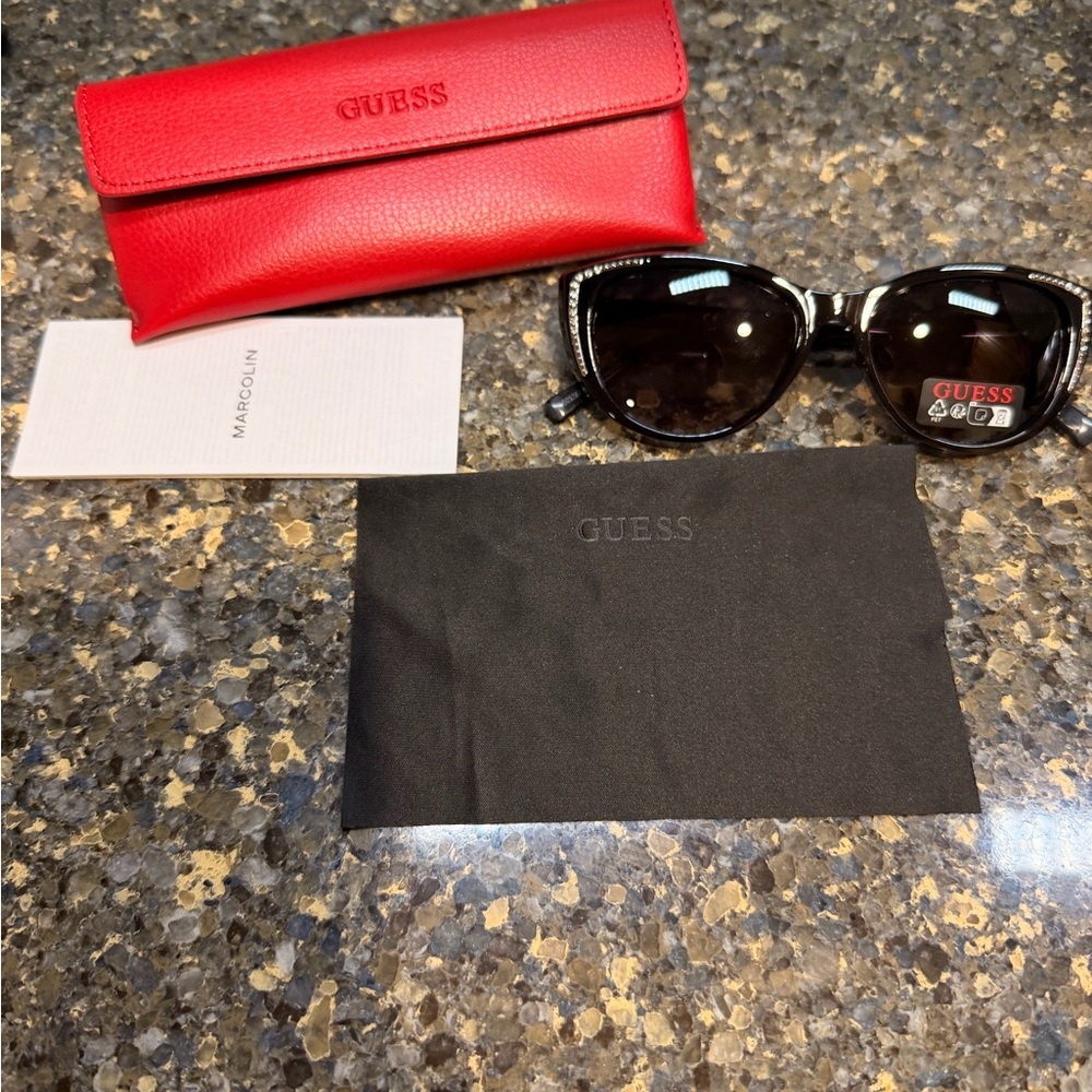 NWOT Guess Cat Eye Sunglasses Black Rhinestone Accent w/ Case